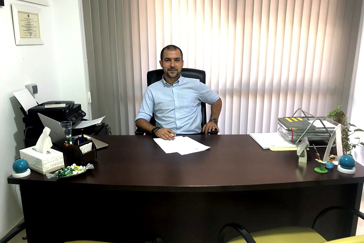 Enrique Balbontín en su consulta de Baoj Psicólogos, Huelva