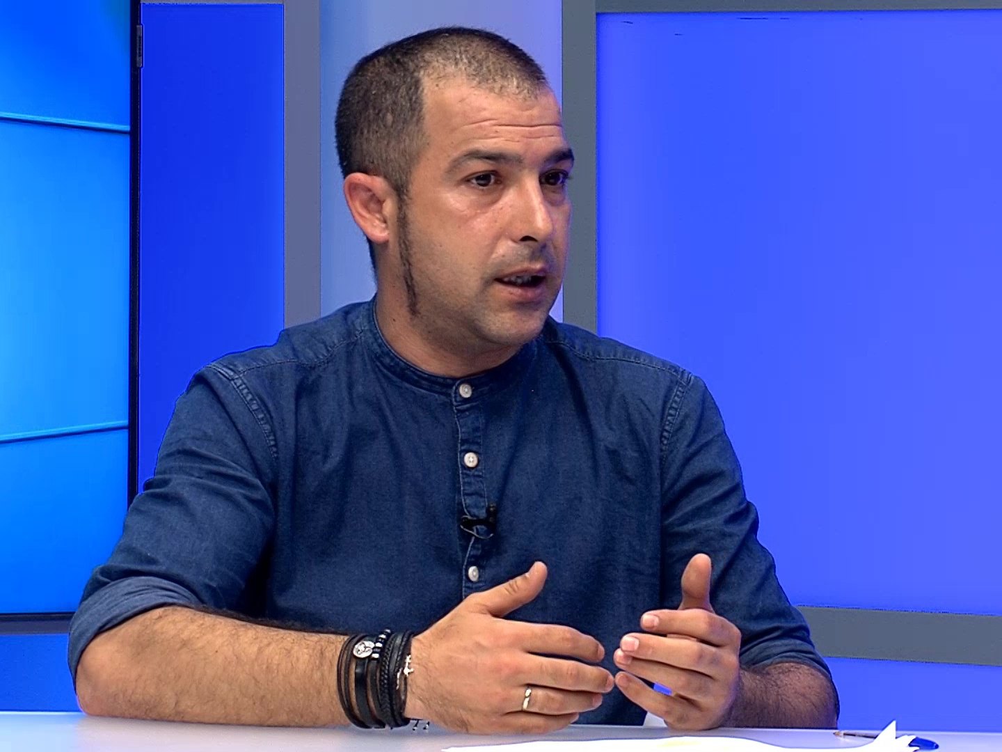Enrique Balbontín en el plató de Huelva TV durante el programa Con más mente
