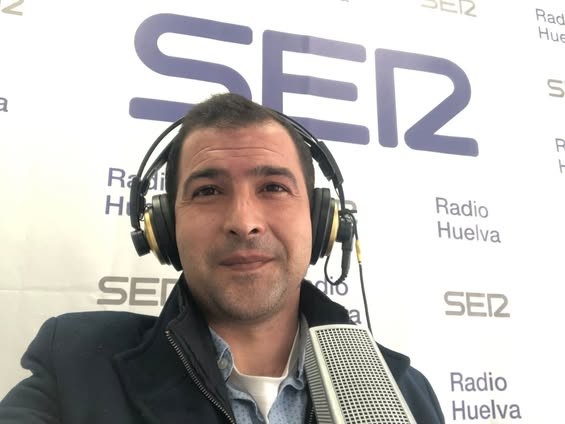 Enrique Balbontín en los estudios de Radio Huelva, Cadena SER