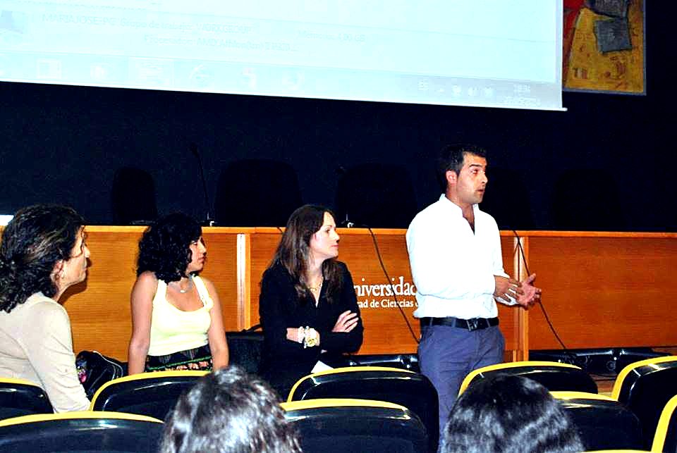 Enrique Balbontín interviniendo en la mesa redonda de la Universidad de Huelva