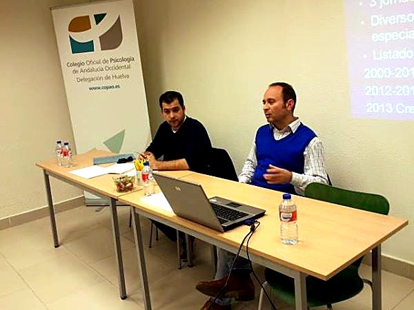 Enrique Balbontín en una charla en el Colegio de Psicología